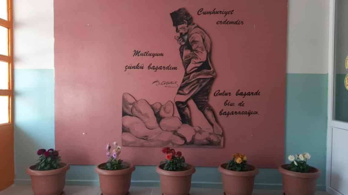 Atatürk Köşesi ve Şeref Köşesi'nin Bakım ve Tertibini Yaptık